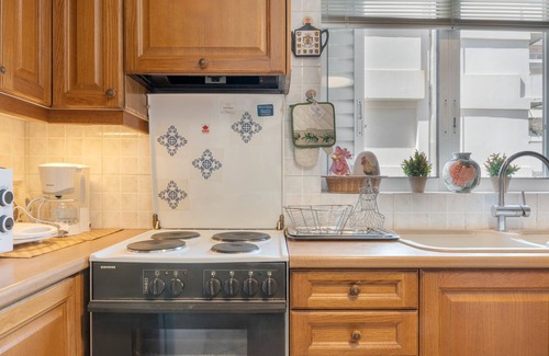 Palaio Faliro Apartment | Apartment 'Athens Seaside' with Balcony, Wi-Fi and Air Conditioning