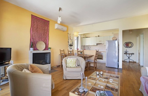 Lefkada Town Apartment | Apartment 'Casa Di Sole' with Balcony, Wi-Fi and Air Conditioning
