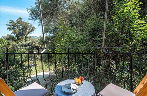 Kateleios Apartment | Apartment 'Makis Katelios' with Balcony, Wi-Fi and Air Conditioning