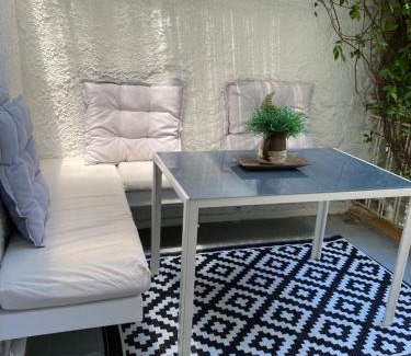 Vouliagmeni Apartment | Cozy seaside studio in Lemos Vouliagmenis