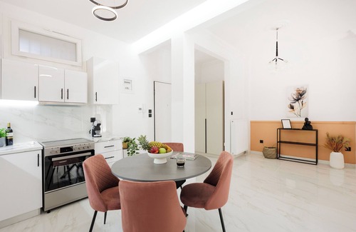 Thessaloniki Apartment | Elegant Urban Home nn2-bedroom apartment with WiFi, AC in wonderful Thessaloniki