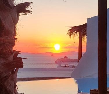 Agios Stefanos Apartment | ELLI TROPiCAL LUXURY SUITES SUNSET-INFINITY POOL- SEA SIDE-NEAR CENTER PARKING