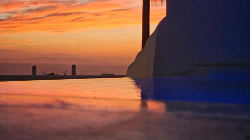 Agios Stefanos Apartment | ELLI TROPiCAL LUXURY SUITES SUNSET-INFINITY POOL- SEA SIDE-NEAR CENTER PARKING