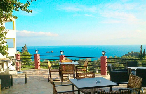 Parelia Apartment | Family friendly Apartments with a Swimming Pool on Pelekas Beach