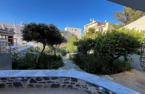 Karystos Apartment | Garden Apartment Amalía - central, stylish, quiet