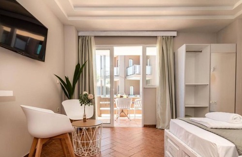 Kato Stalos House | Girogiali beach hotel