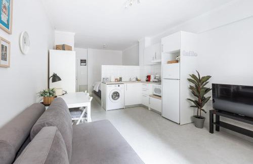 Ampelokipoi Apartment | Grounded Athens Retreat