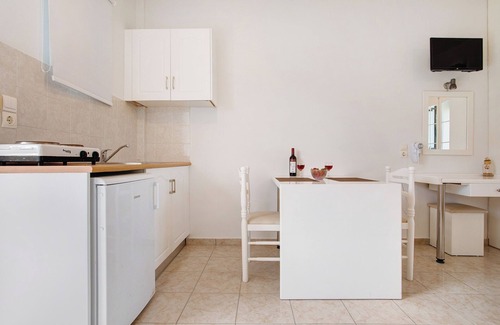 Alykes Apartment | Holiday Apartment "Tropical 4" with Shared Garden, A/C & Wi-Fi