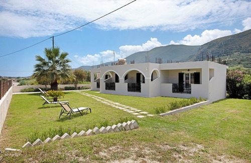 Alykes Apartment | Holiday Apartment "Tropical 4" with Shared Garden, A/C & Wi-Fi