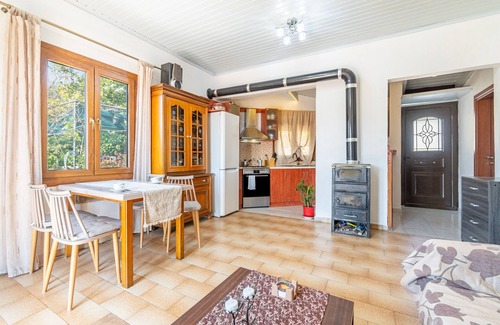 Koutsi House | Holiday Home 'Victoria's House' with Sea View, Wi-Fi and Air Conditioning