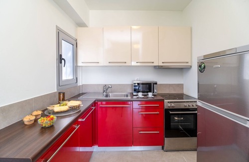 Katouna House | Honeymooners, this love nest bungalow was designed for you!