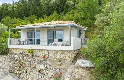Katouna House | Honeymooners, this love nest bungalow was designed for you!