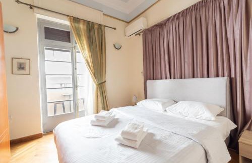Plaka Apartment | Ideal 4 bdr Apartment in Plaka for 10!