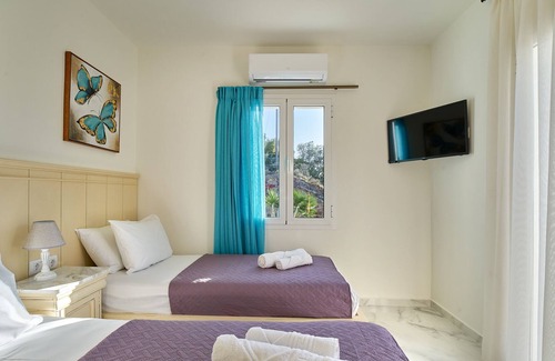Stalos Villa | Modern renovated villa ★ Private Pool ★ Seaview & BBQ