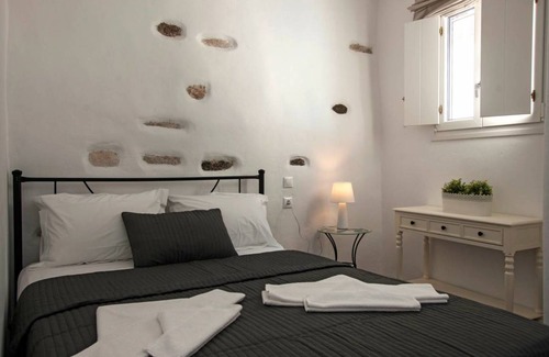 Parikia House | Portes View Traditional House