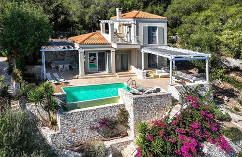 Katsimatika Villa | Sunny, Modern, Infinity Pool - walk to Gaios