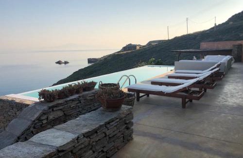 Kea Villa | The Charming Waterfront Retreat, with a swimming pool & direct access to the sea, ideal for large families, or a group of friends