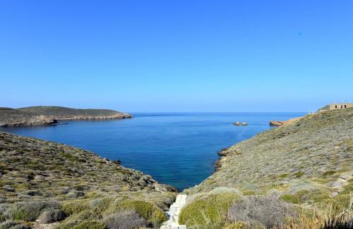 Kea Villa | The Charming Waterfront Retreat, with a swimming pool & direct access to the sea, ideal for large families, or a group of friends