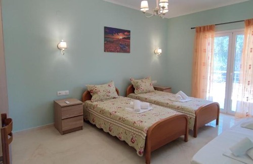 Ipsos House | Thomas home with shared pool