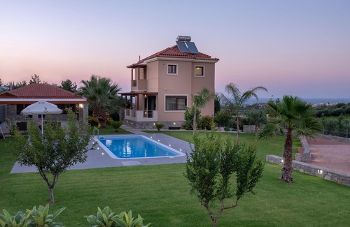 Malevizi Villa | Villa David 5 bedroom villa with a heated pool