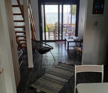 Sarakiniko Villa | Σπίτι με σοφίτα μπροστά στη θάλασσα