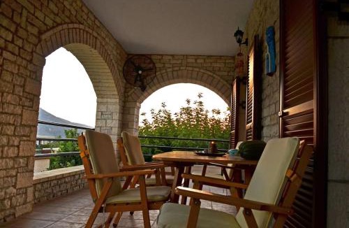 Igoumenitsa Apartment | ΤΟ ΠΕΤΡΙΝΟ - Καλοκαιρινό Σπίτι κοντά στα Σύβοτα - ΦΑΣΚΟΜΗΛΙΑ