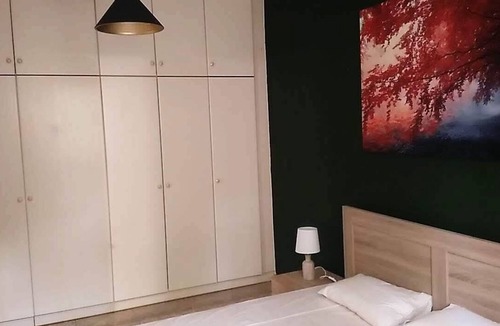 Ilioupoli Apartment | Το Calma apartment έχει θέα στον κήπο και διαθέτει βεράντα και μπαλκόνι.
