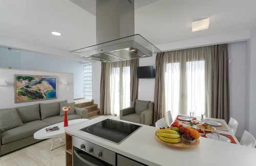 Adele House | 1 Bedroom maisonette house 2km from beach & sea with shared pool sleeps 4 guests