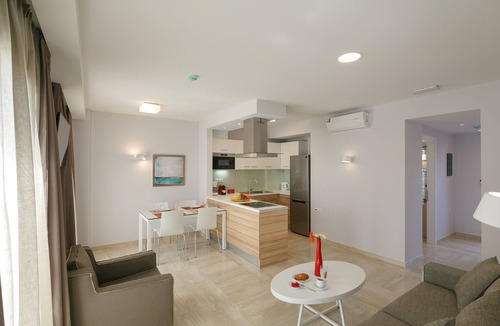 Adele House | 1 Bedroom maisonette house 2km from beach & sea with shared pool sleeps 4 guests