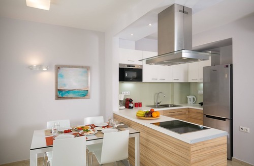 Adele House | 1 Bedroom maisonette house 2km from beach & sea with shared pool sleeps 4 guests