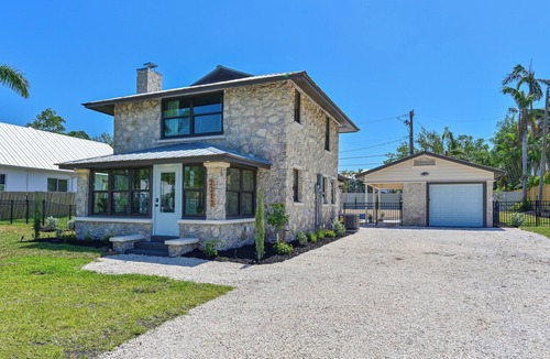 River District House | 100 yr old Stone House with a heated pool 9 mi to beaches & 2 mi to downtown
