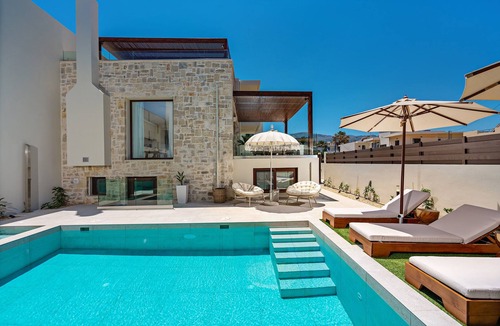 Rethymno Villa | 100m from the beach, hot tub, ping pong, sauna, gym & private sun beds!