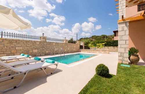 Roumeli Villa | 110 m² Villa ∙ 3 bedrooms ∙ 6 guests