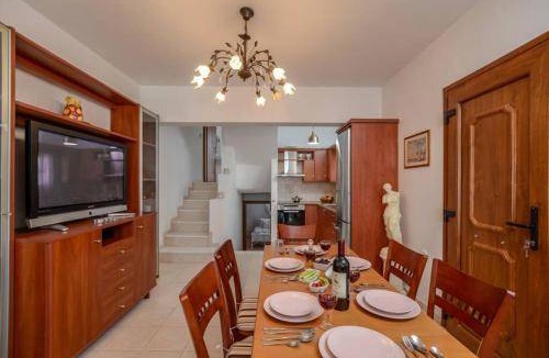 Plaka House | 120 m² House ∙ 3 bedrooms ∙ 7 guests