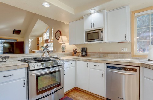 Deer Park House | 13 Ollalie - SHARC Passes, Close to South Entrance, Fireplace, Pet Friendly