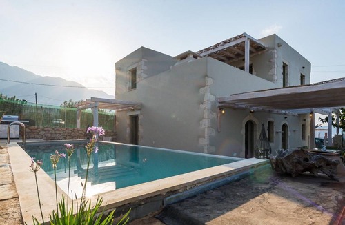 Kastellos House | 140 m² House ∙ 3 bedrooms ∙ 8 guests
