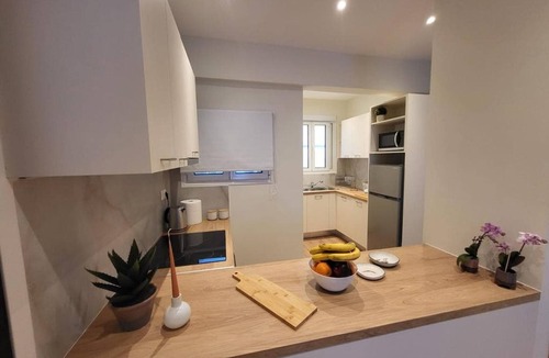 Kinosargous Apartment | 2 bd renovated flat at acropolis