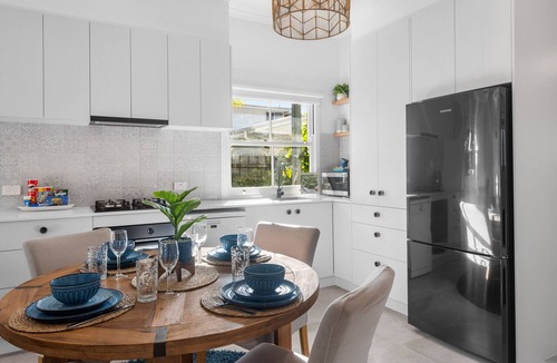 Dicky Beach Apartment | 2 Bed Studio 200m to beach - Dicky Beach Original