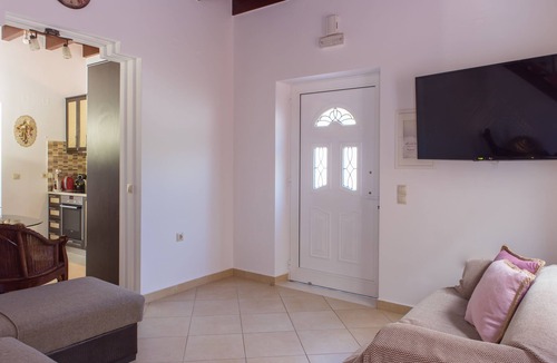 Galatas Villa | 2 Bedroom Villa in Galatas with a lovely garden
