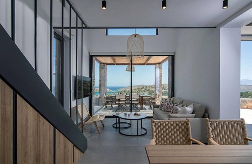 Kounelion House | 210 m² Farmhouse ∙ 6 bedrooms ∙ 18 guests