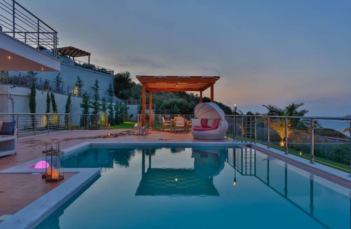 Skiathos House | 210 m² House ∙ 6 bedrooms ∙ 10 guests