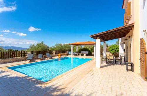Kefalas Villa | 215 m² Villa ∙ 4 bedrooms ∙ 7 guests