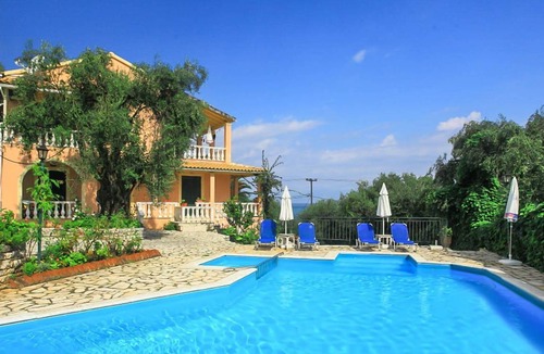 Apraos Villa | 220 m² Villa ∙ 8 bedrooms ∙ 16 guests