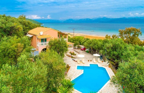 Apraos Villa | 220 m² Villa ∙ 8 bedrooms ∙ 16 guests