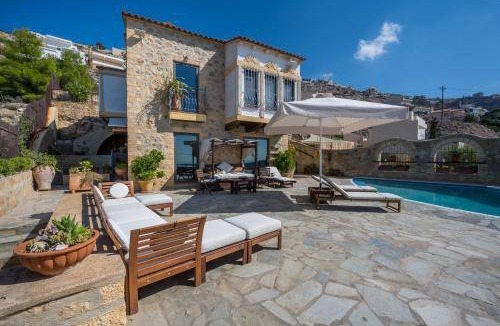Saronida Villa | 250 m² Villa ∙ 5 bedrooms ∙ 14 guests