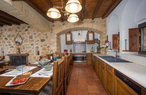Saronida Villa | 250 m² Villa ∙ 5 bedrooms ∙ 14 guests