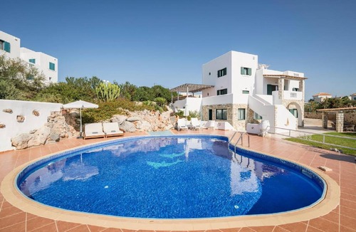 Stavros House | 270 m² House ∙ 7 bedrooms ∙ 14 guests