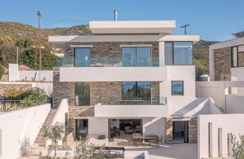 Loutraki-Agioi Theodoroi Villa | 285 m² Villa ∙ 4 bedrooms ∙ 10 guests
