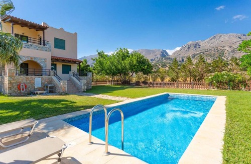 Fragkokastello Villa | 288 m² Villa ∙ 8 bedrooms ∙ 18 guests