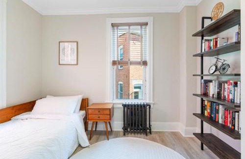 Bloomingdale House | 2x King Beds, Fireplace, Private Backyard, Washer, Dryer